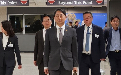 안덕근 산업통상자원부 장관은 미국과의 이른바 2+2 통상 협의를 하루 앞둔 23일(현지시간) 워싱턴DC 인근 덜레스 공항을 통해 미국으로 입국하고 있다. 연합뉴스